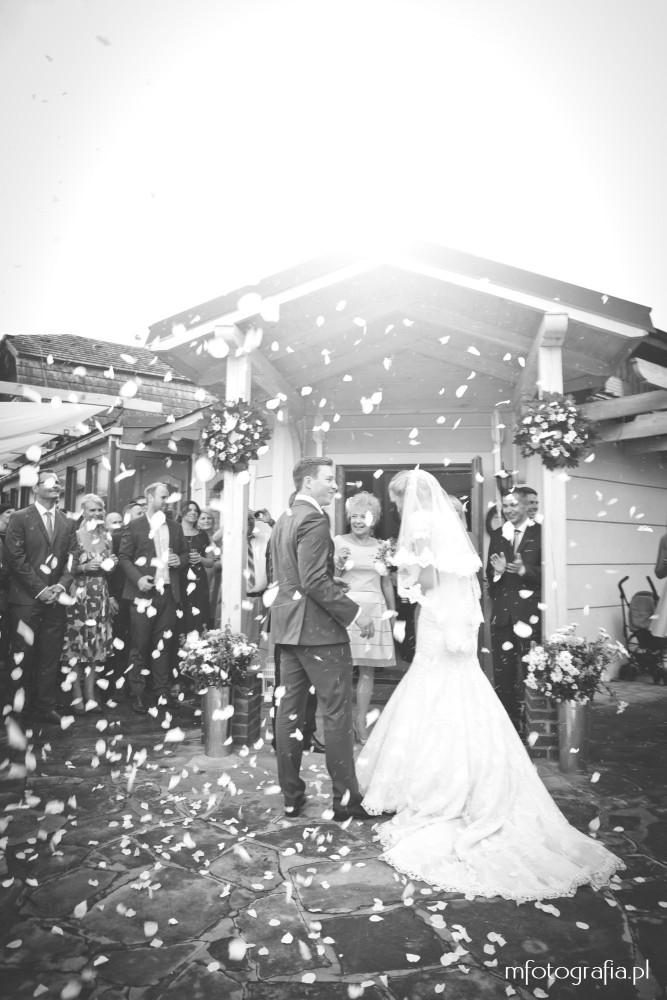 fotogrfia Pary Młodej przed wejściem